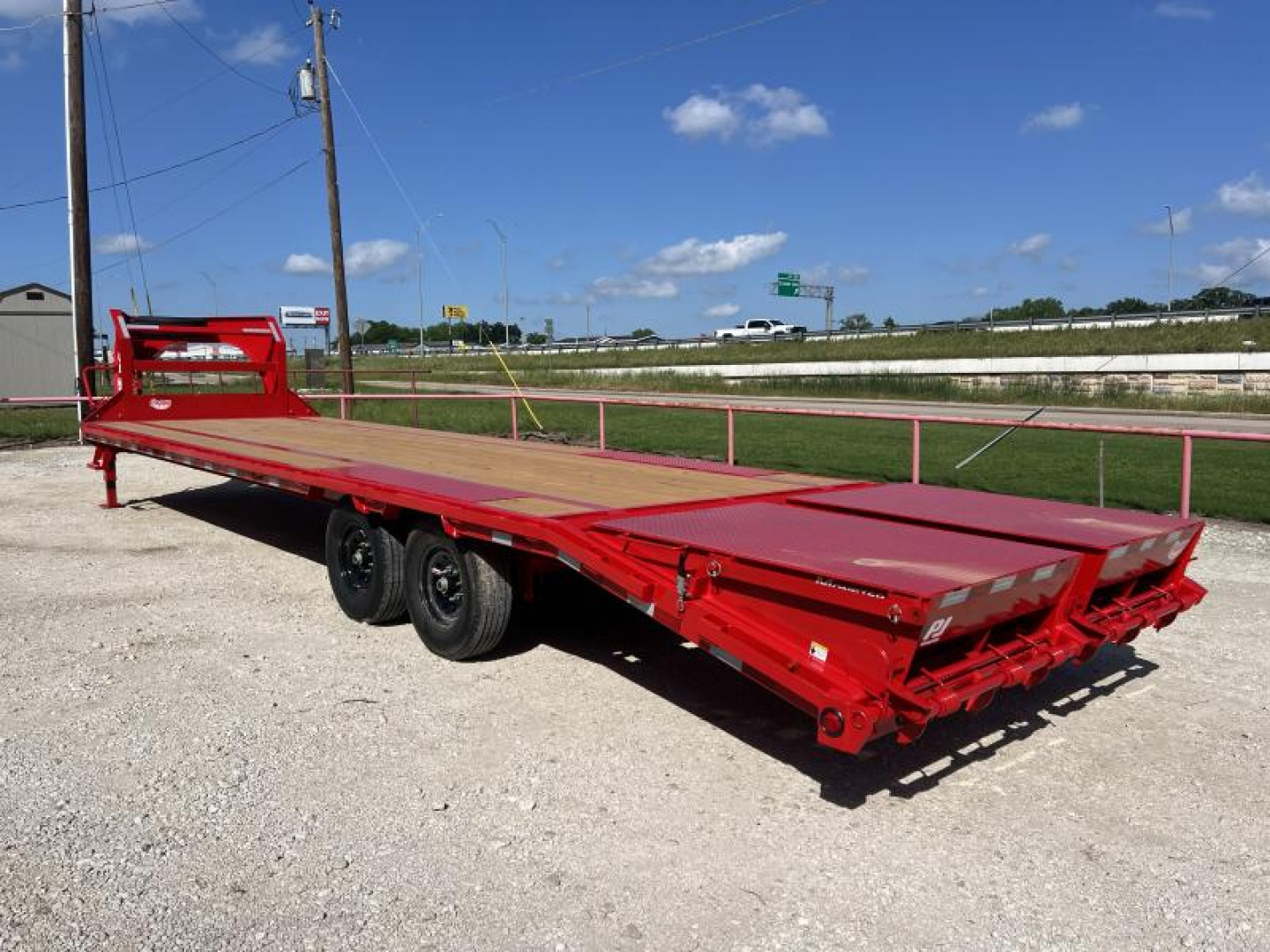 New 2024 PJ 102"x30' GN Low Pro Flatbed w/ Singles - LS
