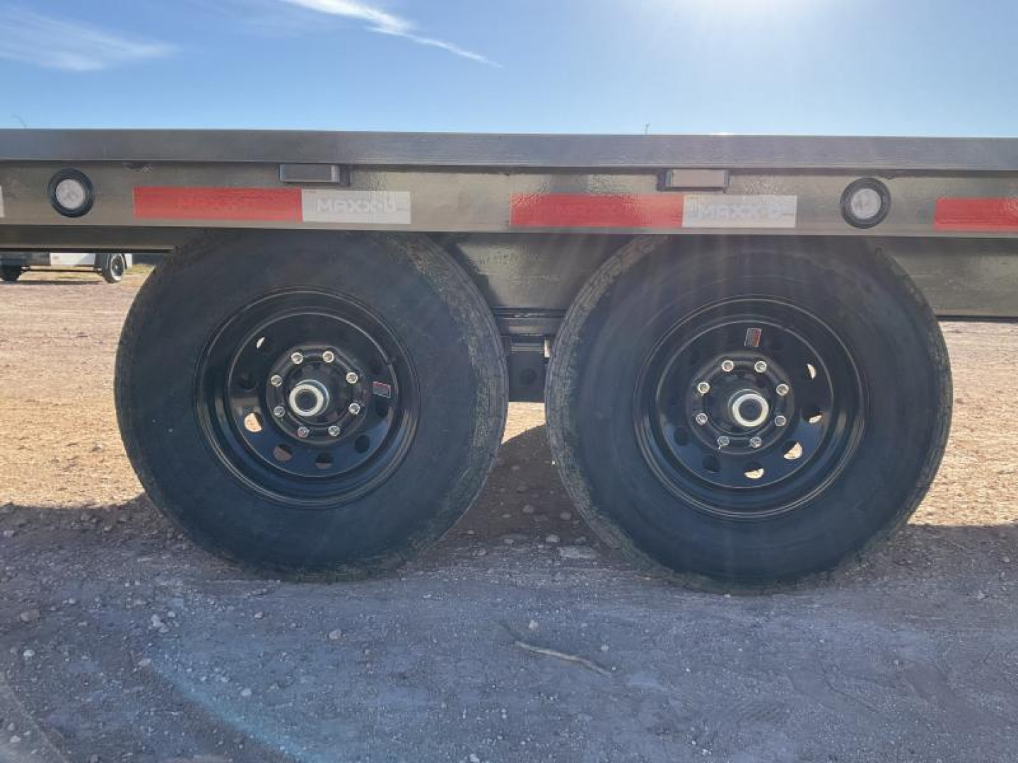 New 2025 102”x22’ MAXX-D BP 14K Deckover Tilt – TOX