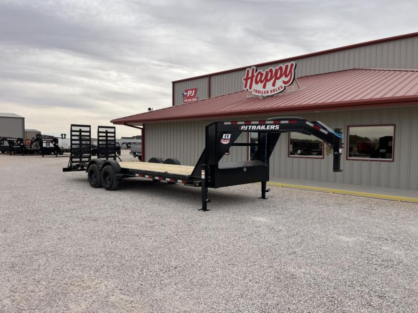 New 2025 PJ 83''x24' GN 8" I-Beam Equipment Trailer - EV