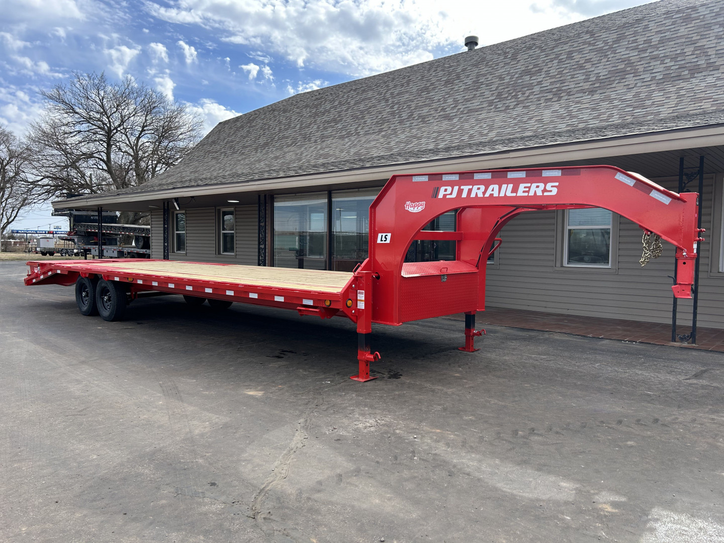 New 2025 PJ 102"x30' GN Low Pro Flatbed w/ Singles - LS