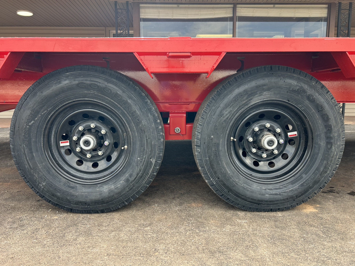 New 2025 PJ 102"x30' GN Low Pro Flatbed w/ Singles - LS