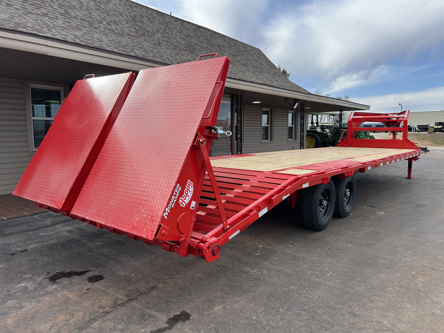 New 2025 PJ 102"x30' GN Low Pro Flatbed w/ Singles - LS