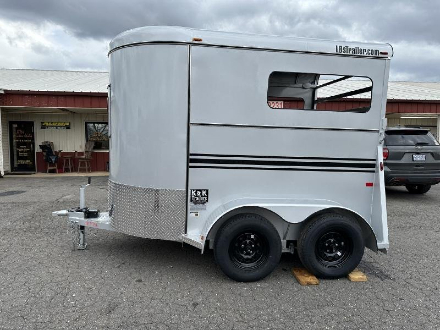 New 2024 Bee 2H Wrangler Horse Trailer