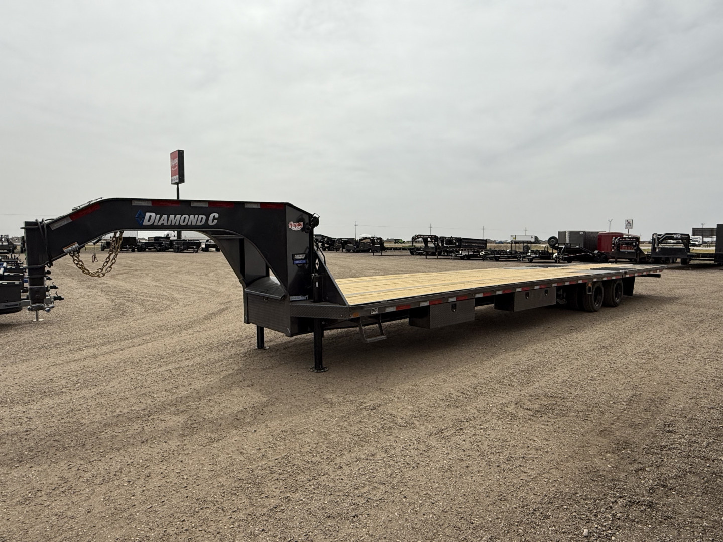 New 2025 Diamond C 102"x40' Engineered Beam FMAX216 w/ Hyd. Dovetail - 40K Pacesetter Edition