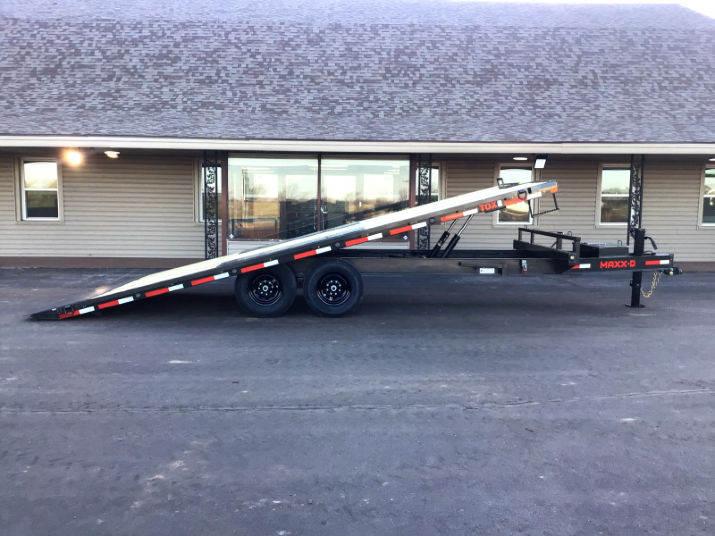 New 2025 102”x22’ MAXX-D BP 14K Deckover Tilt – TOX