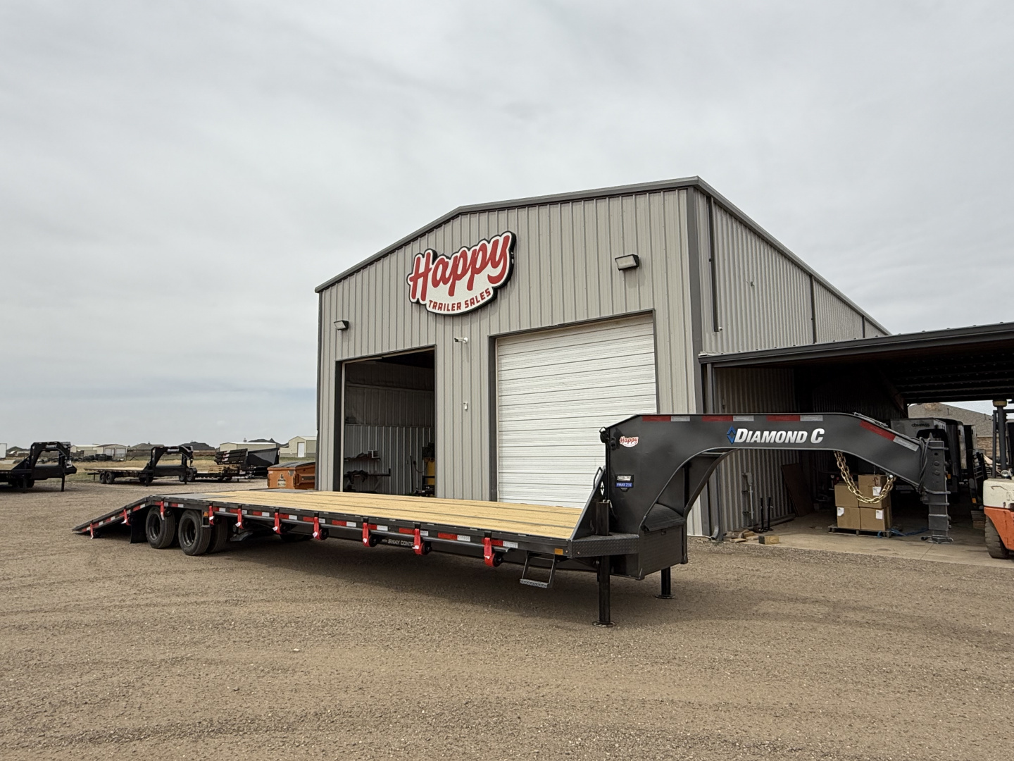 New 2025 Diamond C 102"x40' Engineered Beam FMAX216 w/ Hyd. Dovetail - 40K Pacesetter Edition