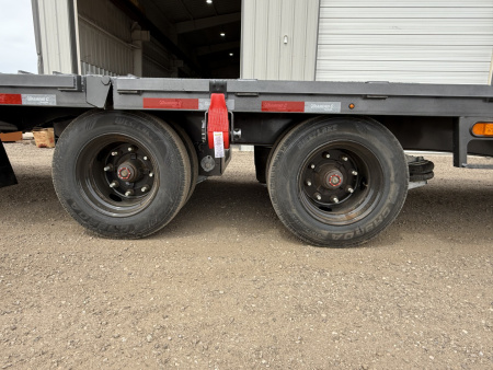 New 2025 Diamond C 102"x40' Engineered Beam FMAX216 w/ Hyd. Dovetail - 40K Pacesetter Edition