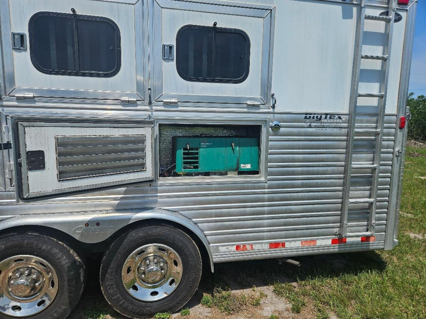 Used 2007 Cimarron Norstar 5H 12'LQ, Generator and Hay Pod