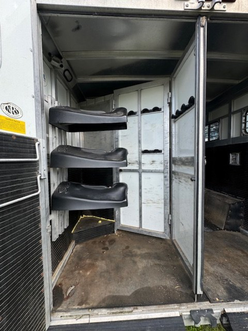 Used 1998 Sundowner Trailers 3H 9' LQ Horse Trailer