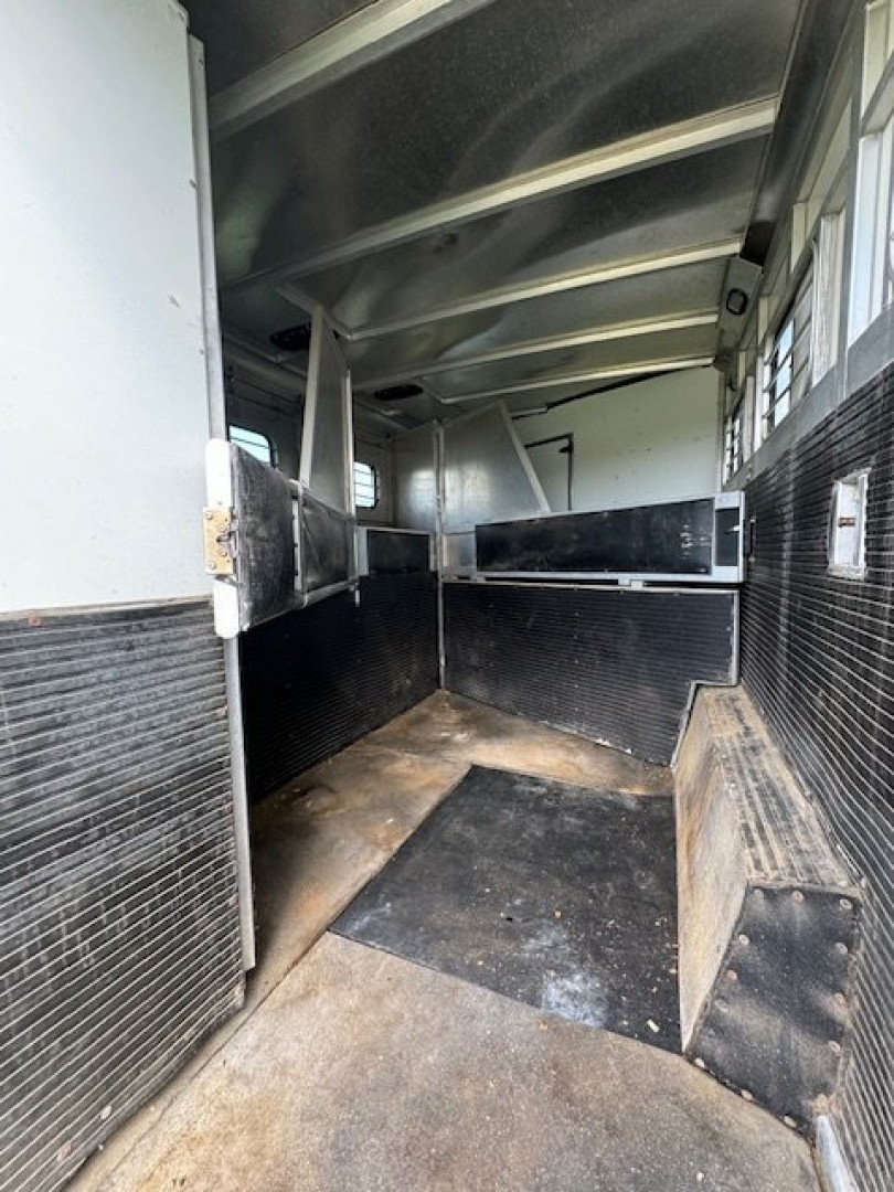 Used 1998 Sundowner Trailers 3H 9' LQ Horse Trailer