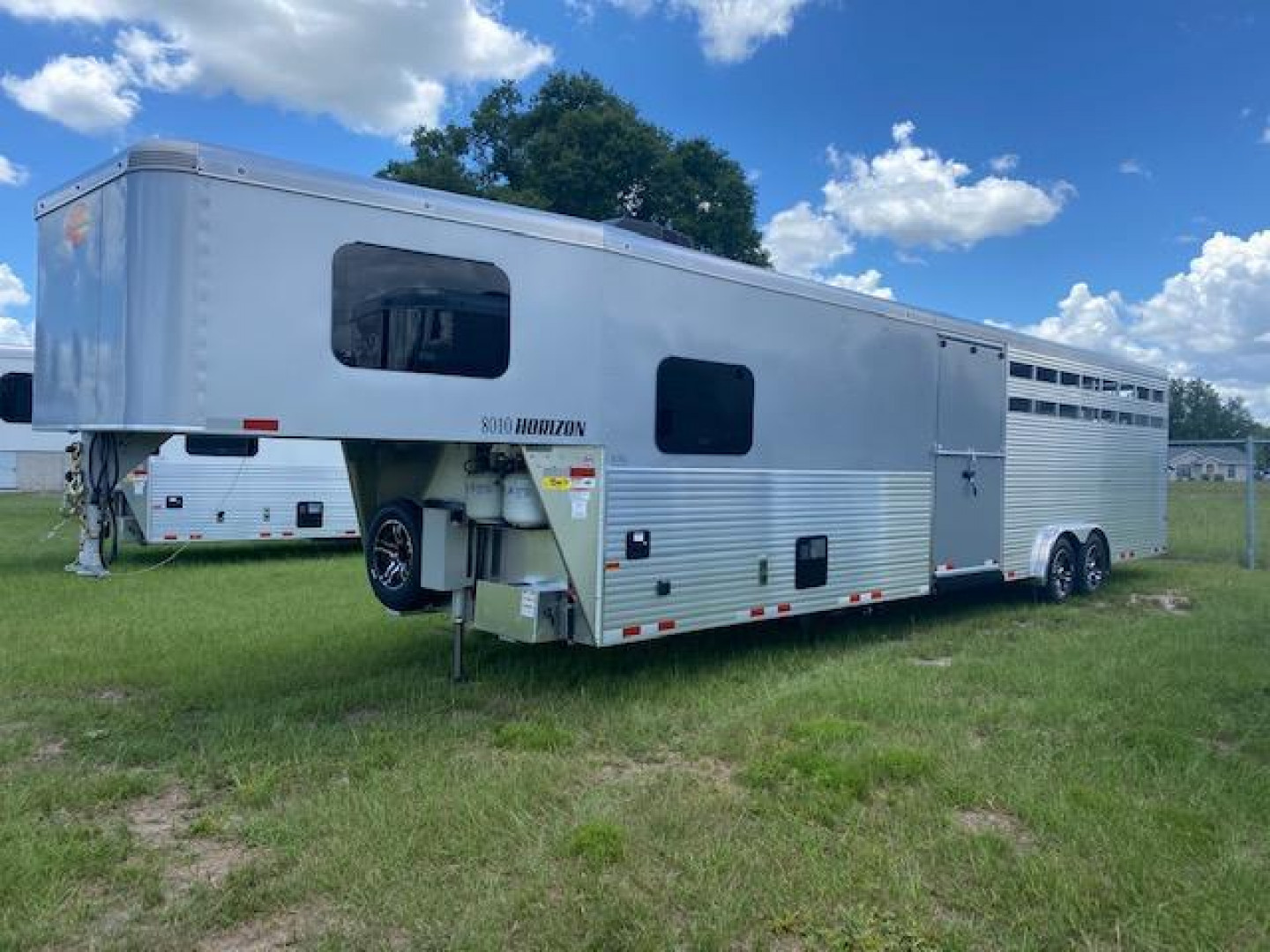 New 2023 SUNDOWNER TRAILERS Rancher Stock Combo 10.5 LQ W/ Mid Tack IN STOCK Stock / Stock Combo Trailer