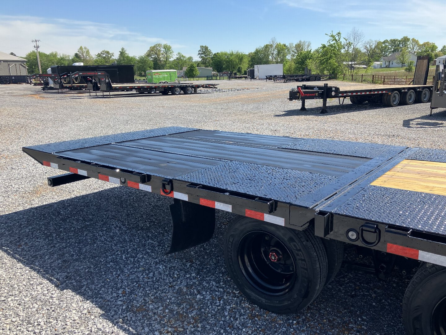 New 2025 Load Trail 102"X32' 30K Hyd Dove Gooseneck Trailer
