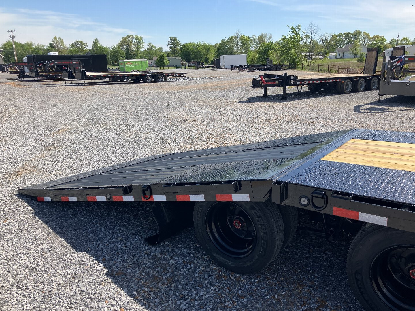 New 2025 Load Trail 102"X32' 30K Hyd Dove Gooseneck Trailer