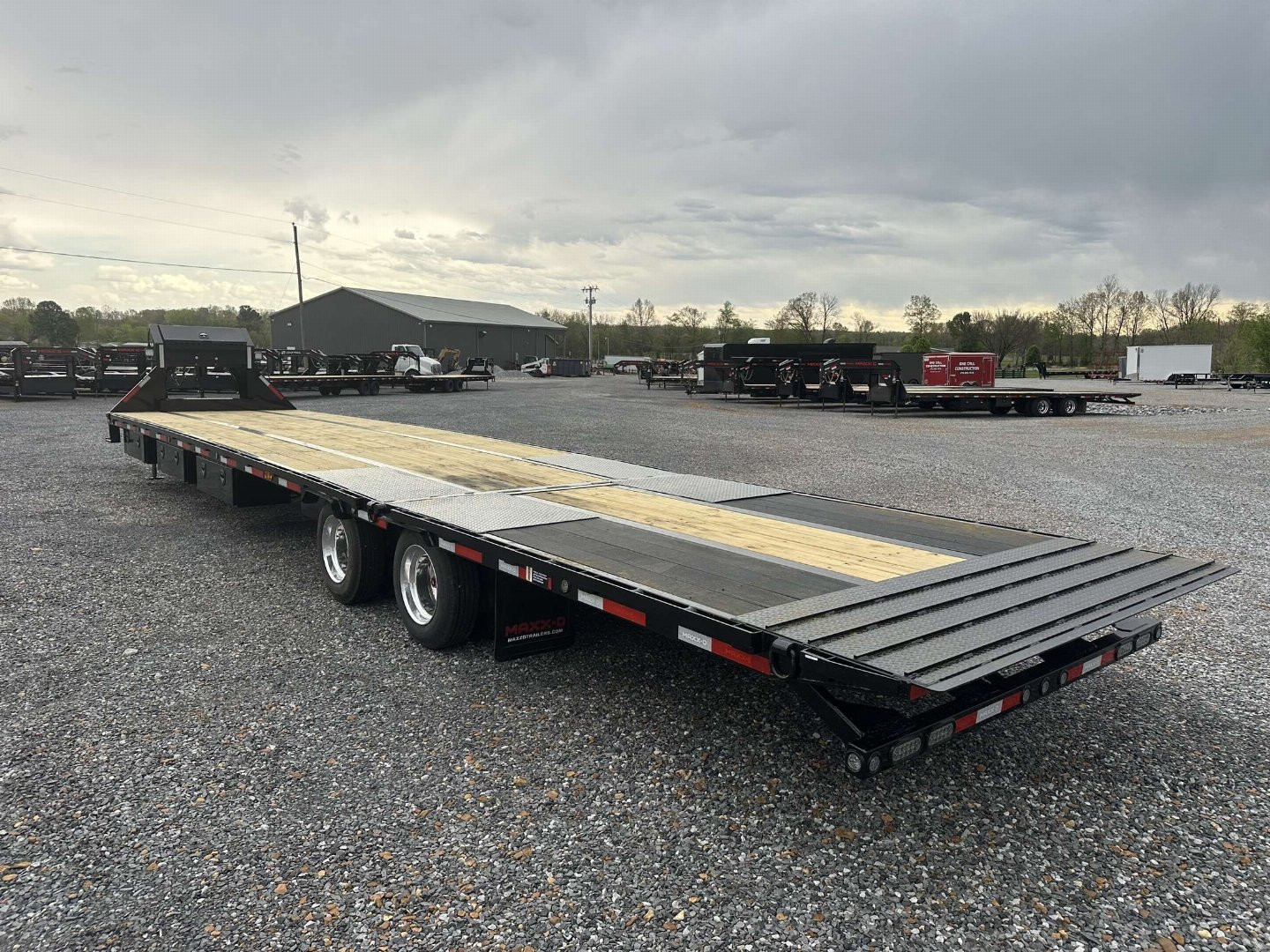 New 2025 MAXXD 102"X40' 40K *ENGINEERED FRAME* HYD DOVE Gooseneck Flatbed Trailer *AIR RIDE*