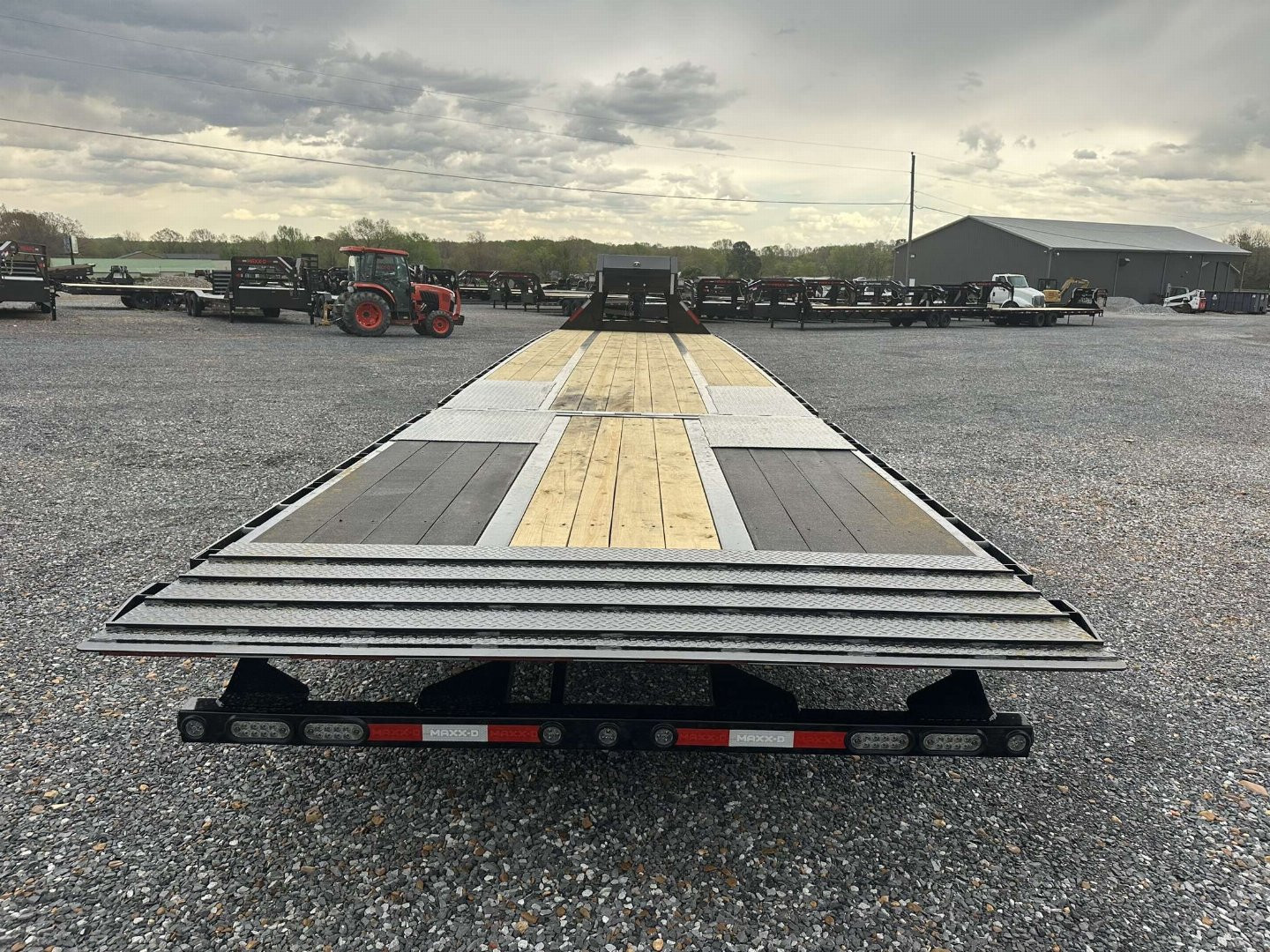 New 2025 MAXXD 102"X40' 40K *ENGINEERED FRAME* HYD DOVE Gooseneck Flatbed Trailer *AIR RIDE*