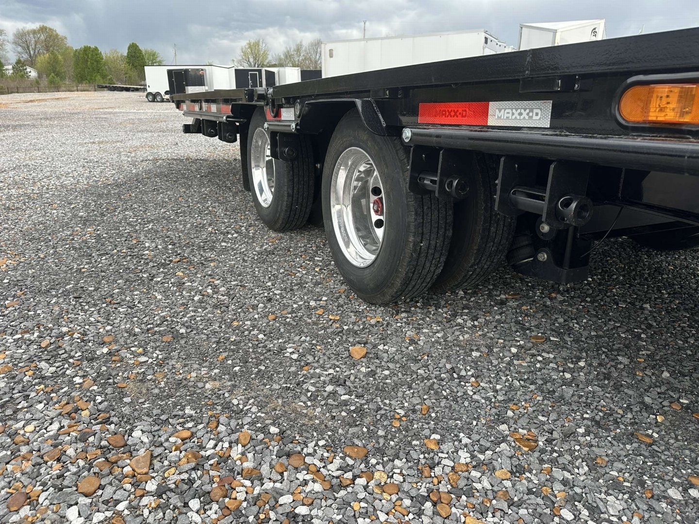 New 2025 MAXXD 102"X40' 40K *ENGINEERED FRAME* HYD DOVE Gooseneck Flatbed Trailer *AIR RIDE*