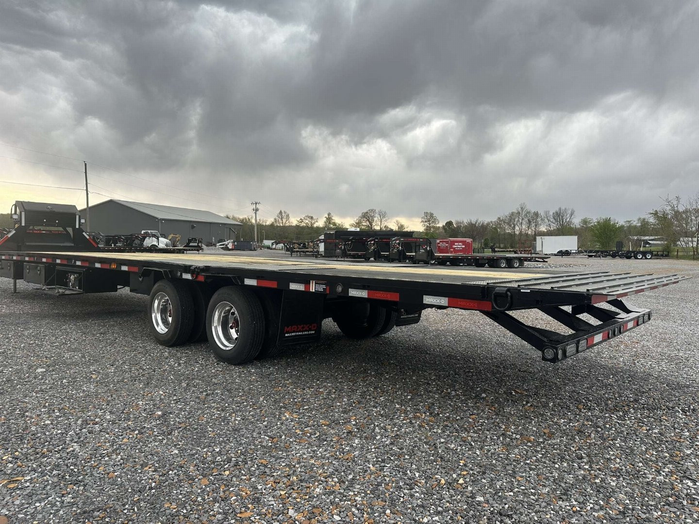 New 2025 MAXXD 102"X40' 40K *ENGINEERED FRAME* HYD DOVE Gooseneck Flatbed Trailer *AIR RIDE*