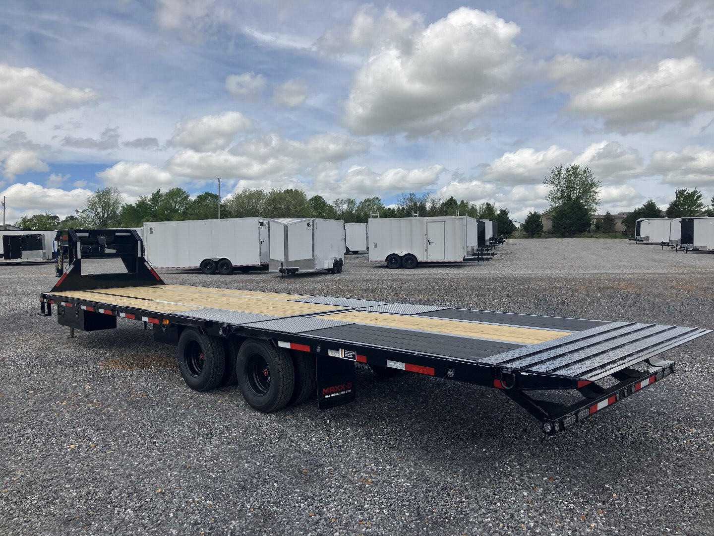 New 2025 MAXXD 102" x 32' 25.9K HYD Dove Gooseneck Trailer