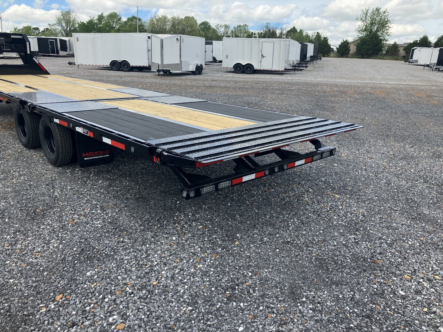 New 2025 MAXXD 102" x 32' 25.9K HYD Dove Gooseneck Trailer
