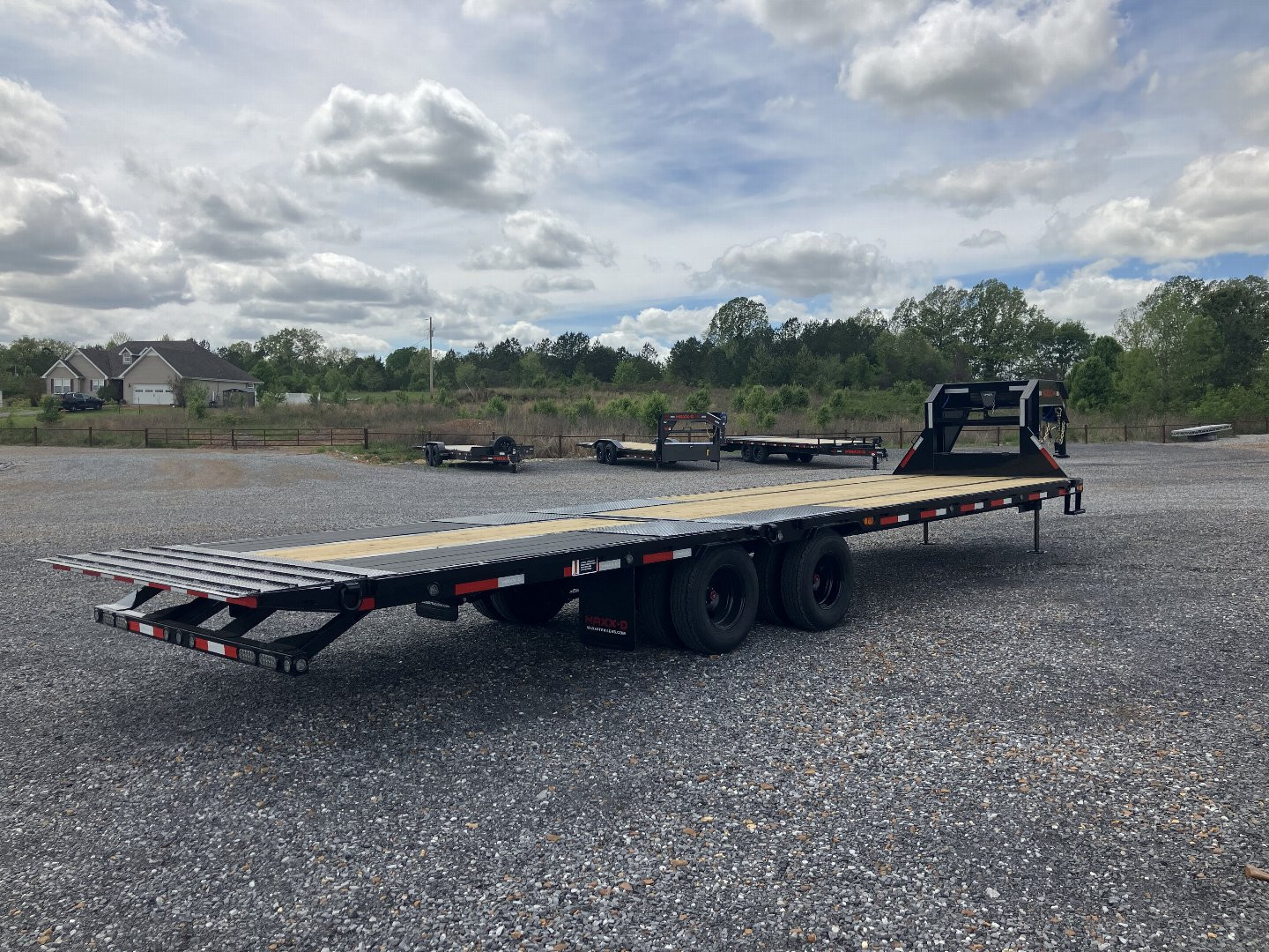 New 2025 MAXXD 102" x 32' 25.9K HYD Dove Gooseneck Trailer