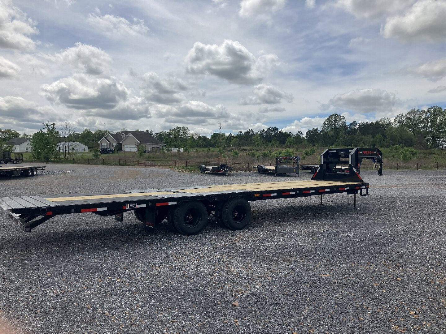 New 2025 MAXXD 102" x 32' 25.9K HYD Dove Gooseneck Trailer