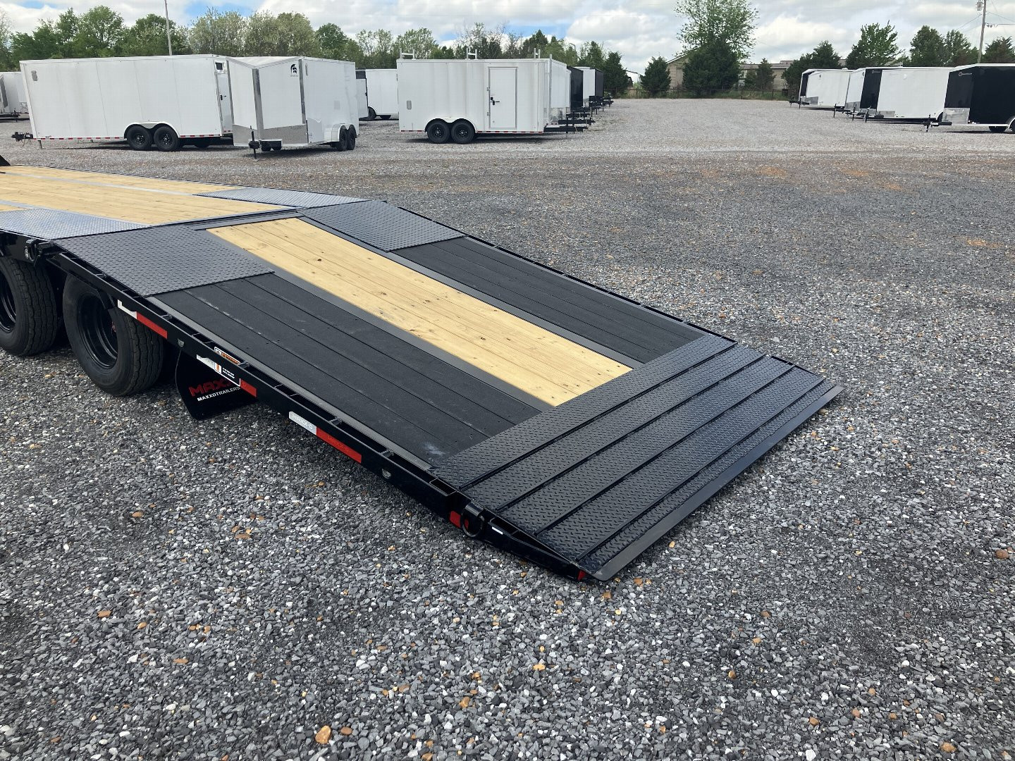 New 2025 MAXXD 102" x 32' 25.9K HYD Dove Gooseneck Trailer