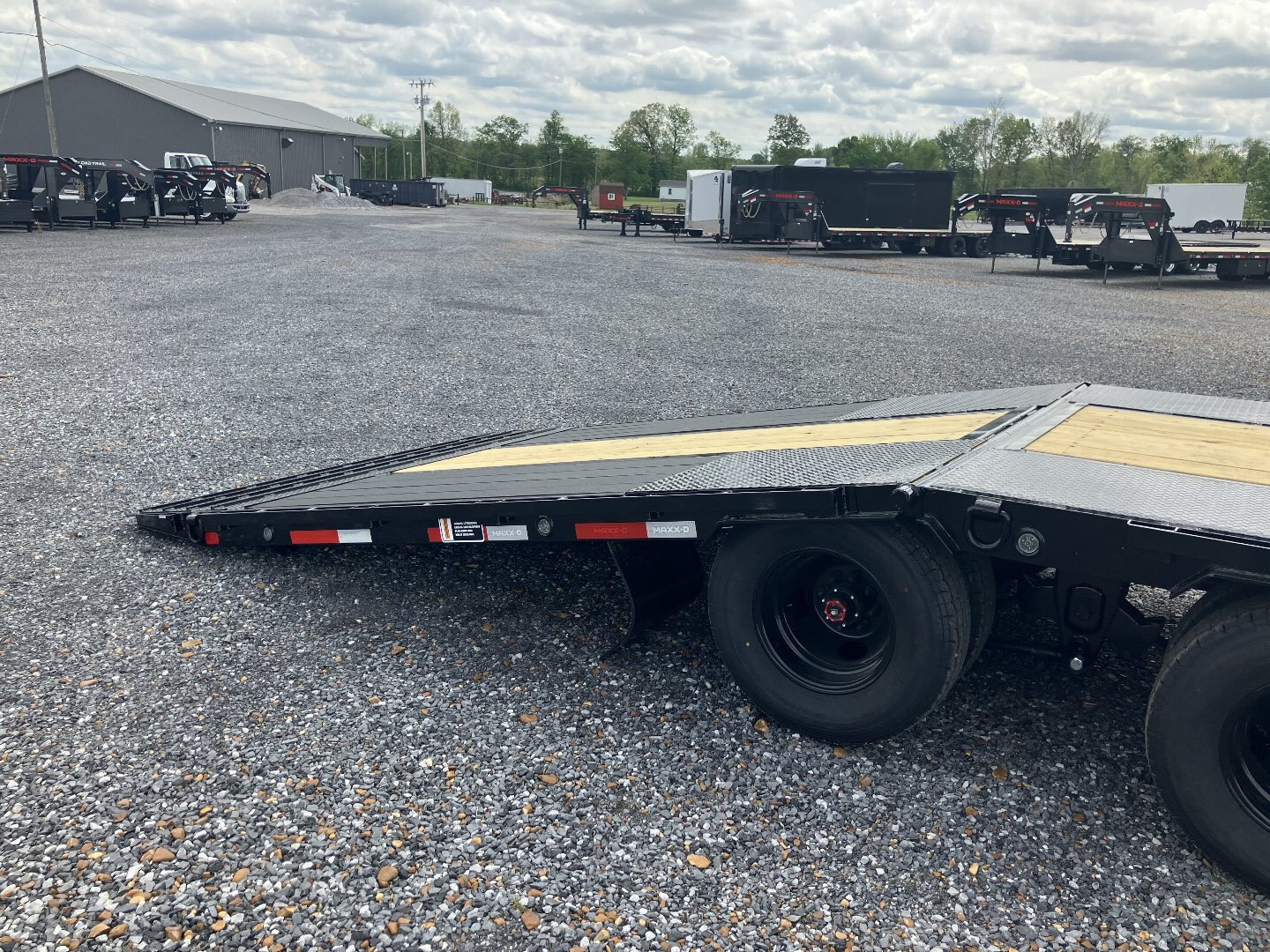 New 2025 MAXXD 102" x 32' 25.9K HYD Dove Gooseneck Trailer