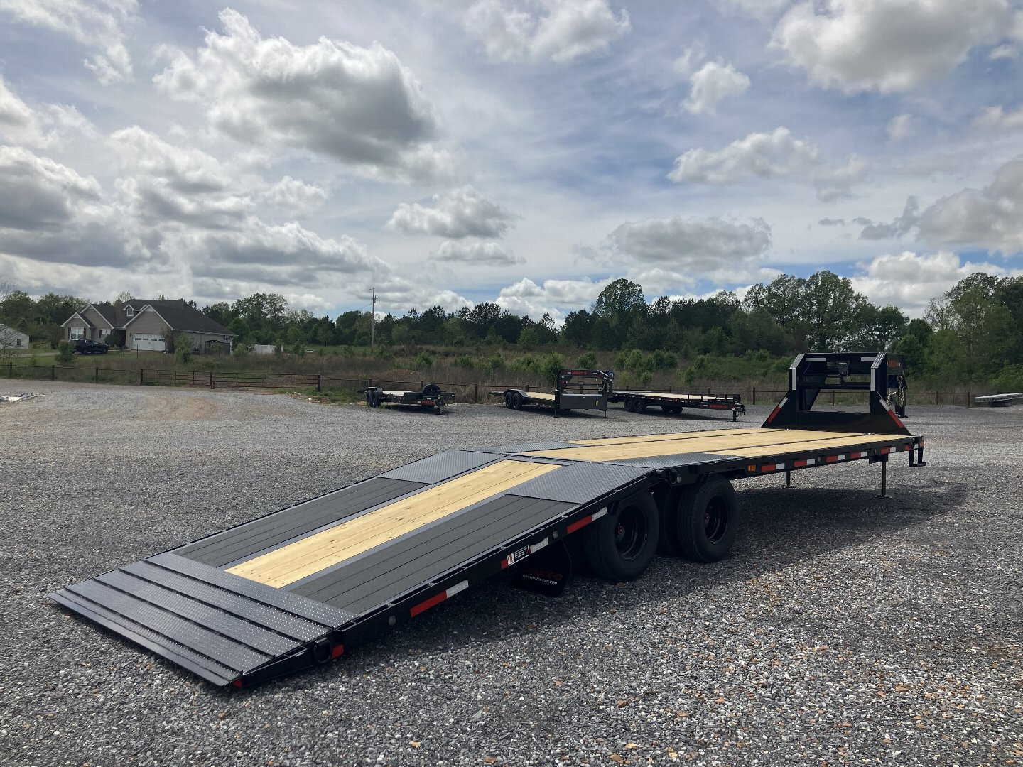 New 2025 MAXXD 102" x 32' 25.9K HYD Dove Gooseneck Trailer