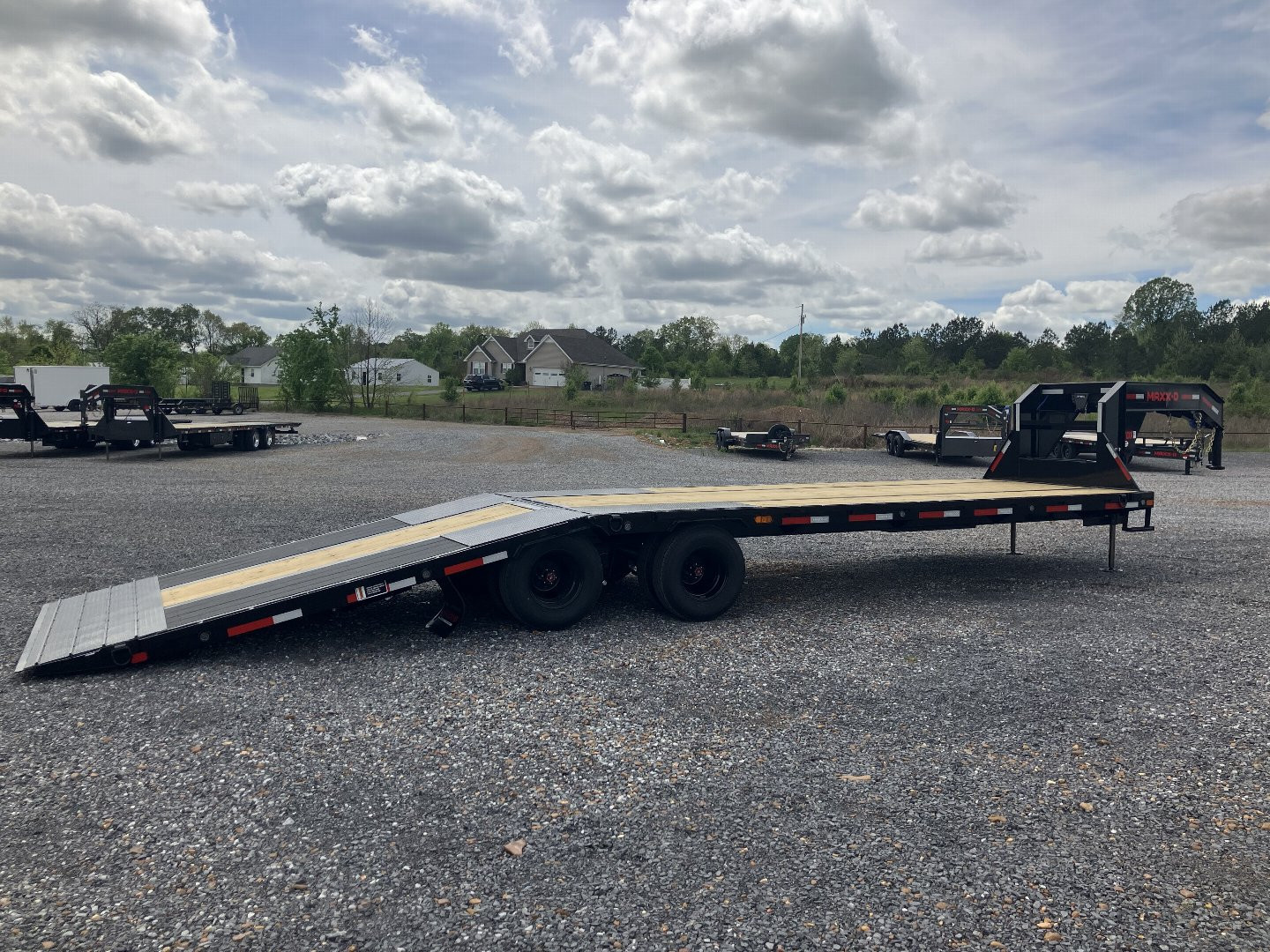 New 2025 MAXXD 102" x 32' 25.9K HYD Dove Gooseneck Trailer