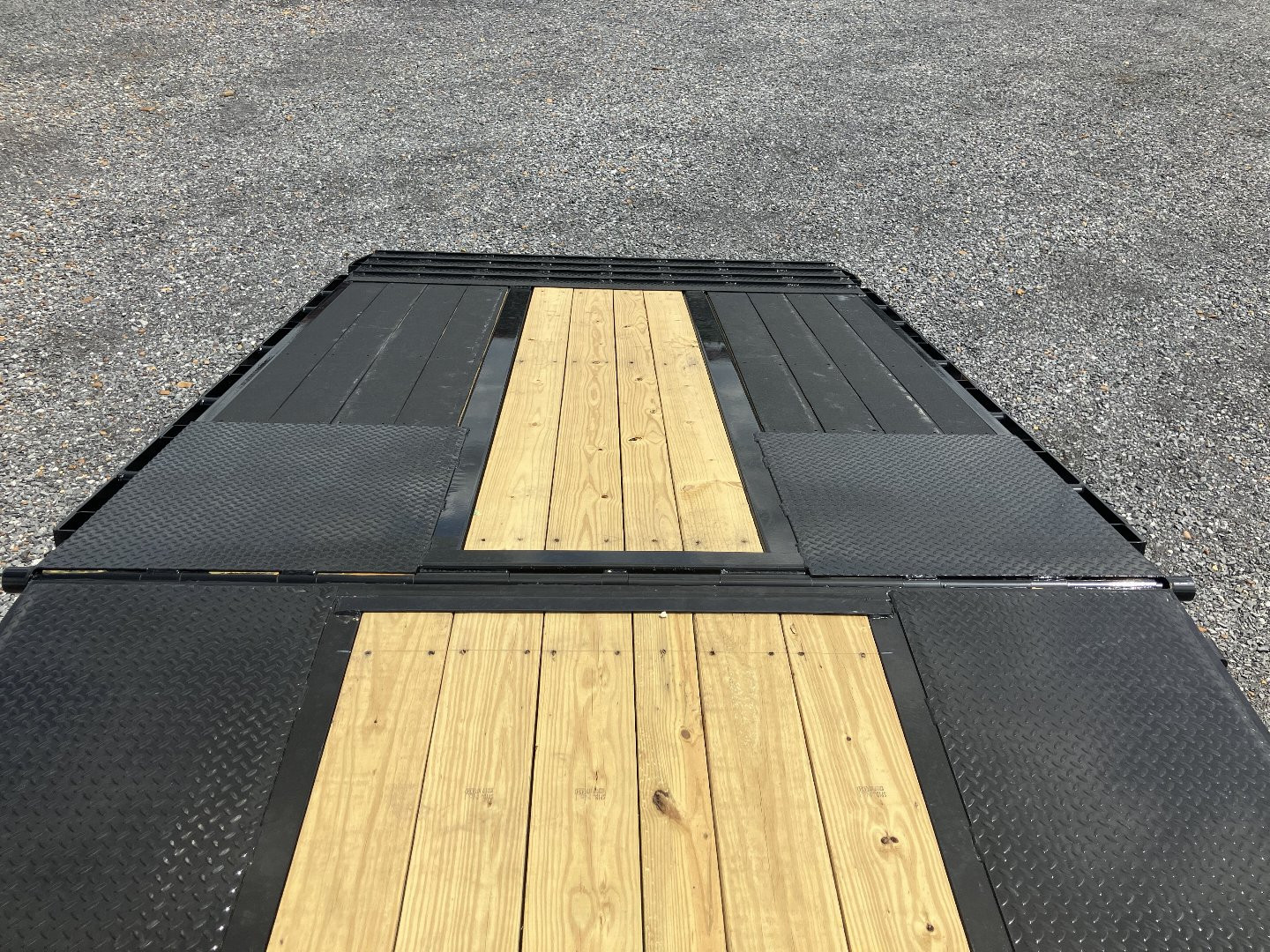 New 2025 MAXXD 102" x 32' 25.9K HYD Dove Gooseneck Trailer