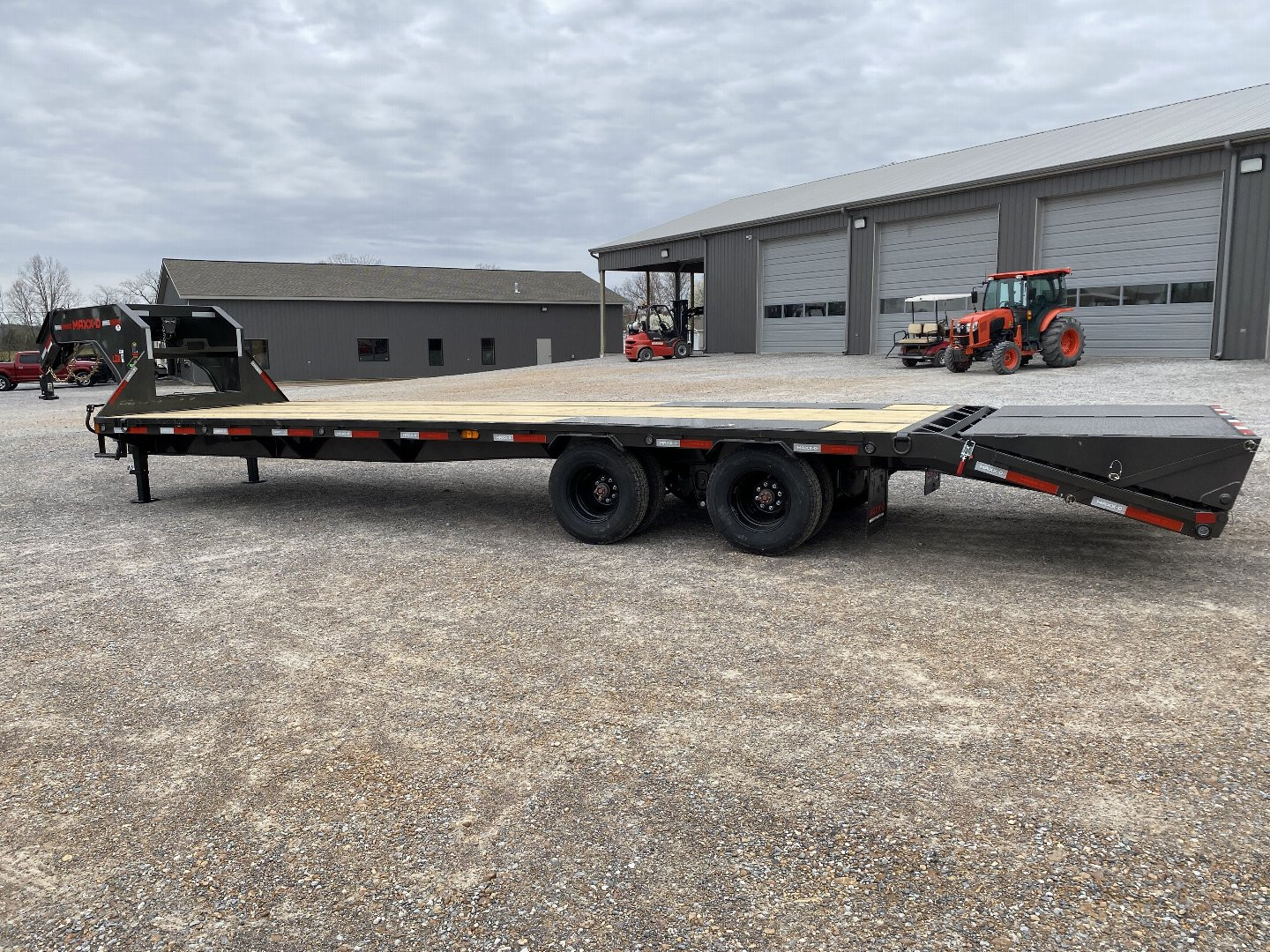 New 2025 MAXXD 102"X30' 22.5K Gooseneck Flatbed Trailer *ENGINEERED FRAME*