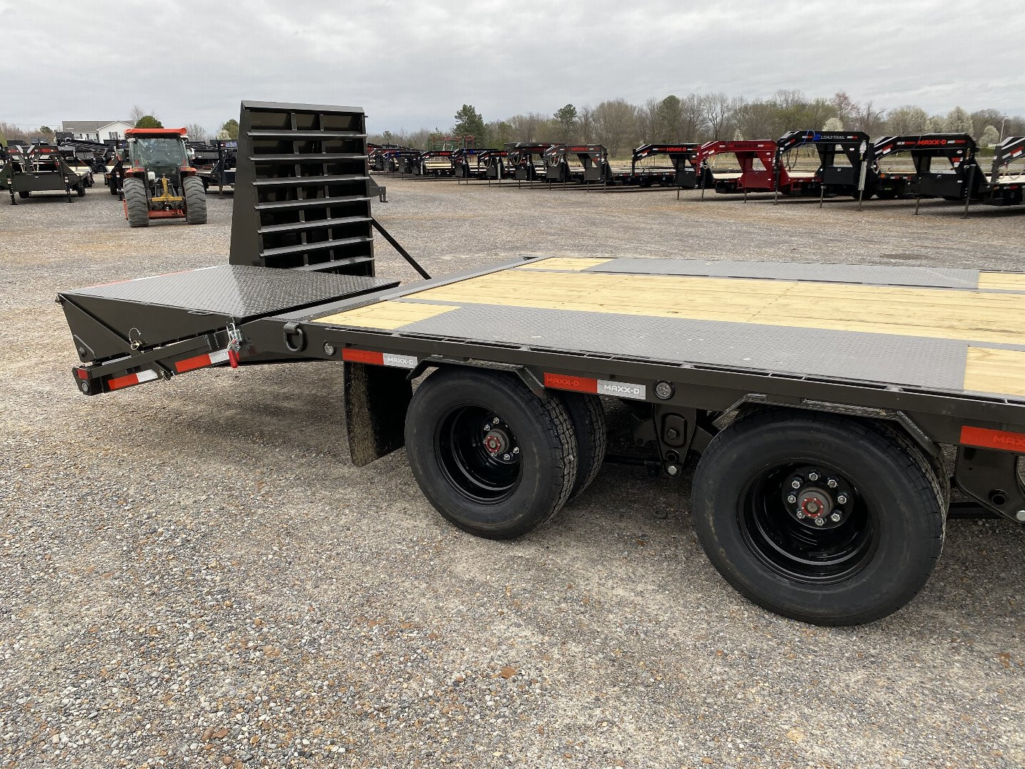 New 2025 MAXXD 102"X30' 22.5K Gooseneck Flatbed Trailer *ENGINEERED FRAME*