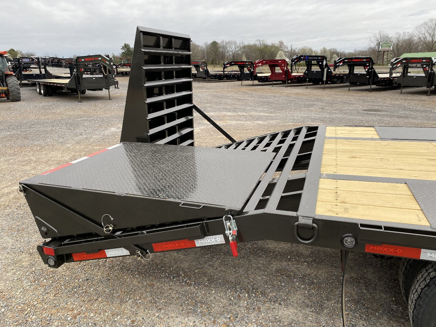 New 2025 MAXXD 102"X30' 22.5K Gooseneck Flatbed Trailer *ENGINEERED FRAME*