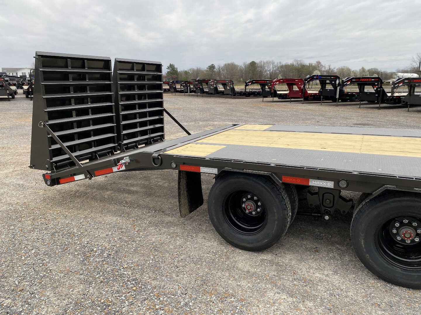 New 2025 MAXXD 102"X30' 22.5K Gooseneck Flatbed Trailer *ENGINEERED FRAME*