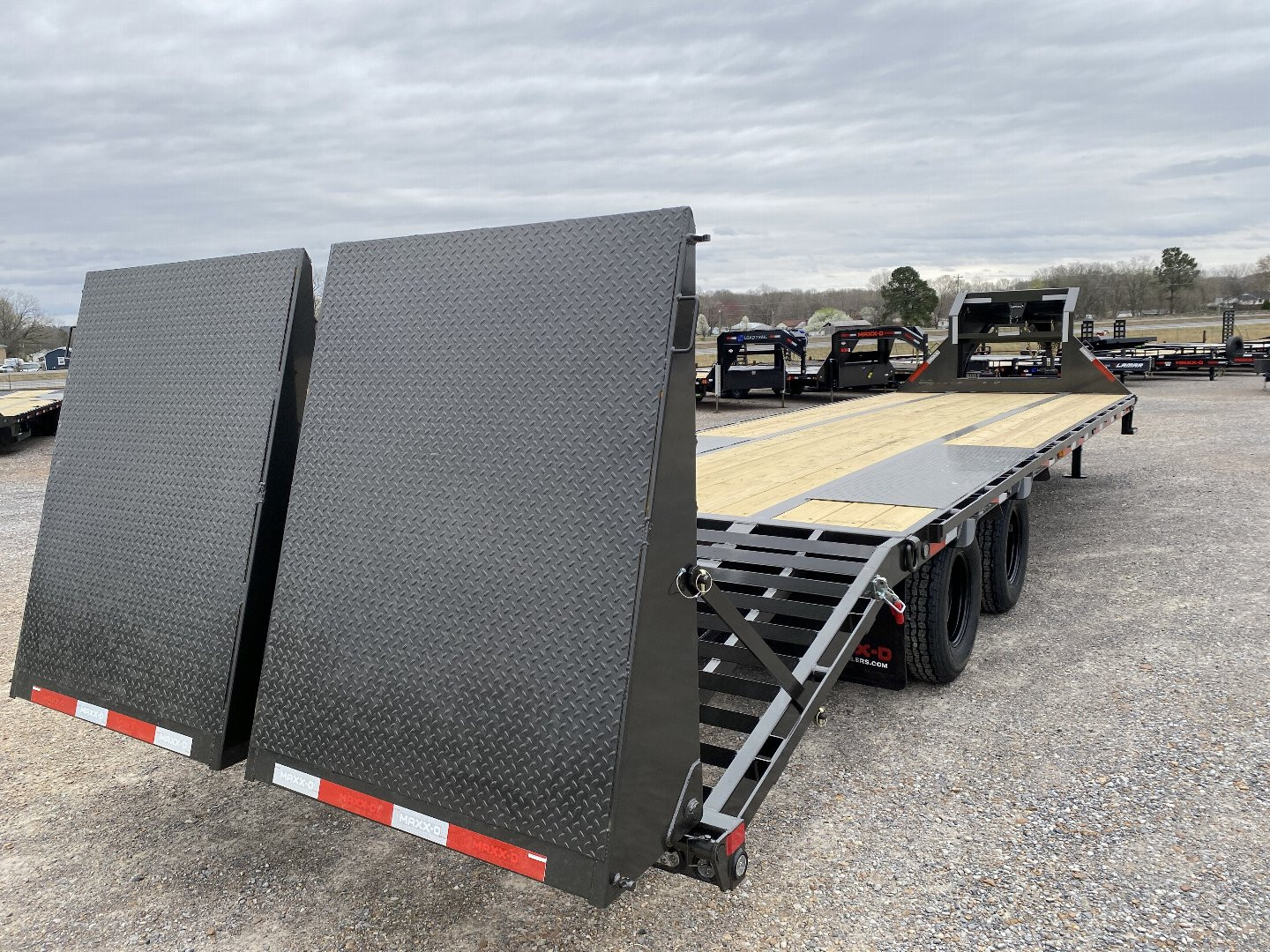 New 2025 MAXXD 102"X30' 22.5K Gooseneck Flatbed Trailer *ENGINEERED FRAME*