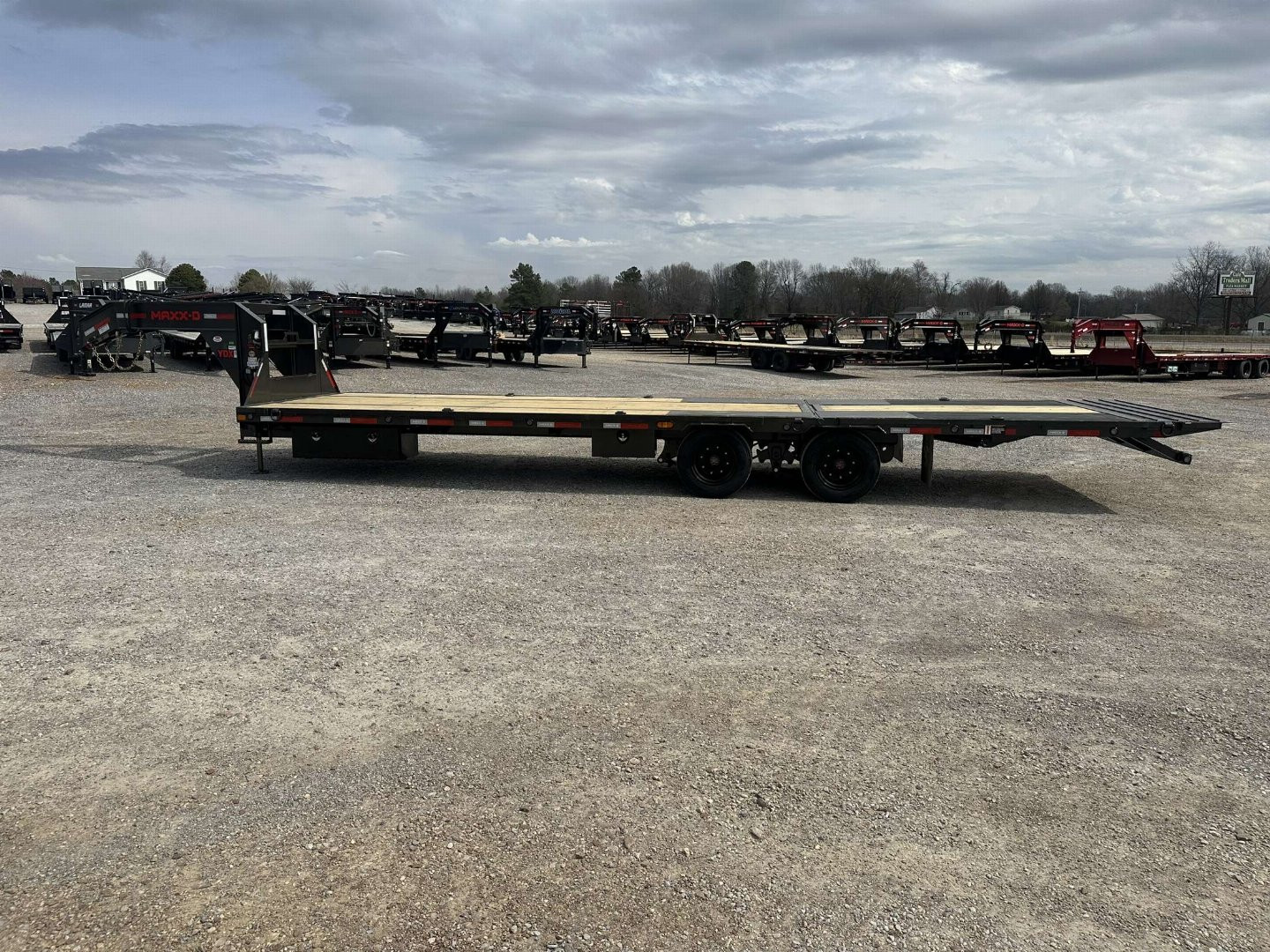 New 2025 MAXXD 32' x 102" 30k Hyd Dove Gooseneck Trailer