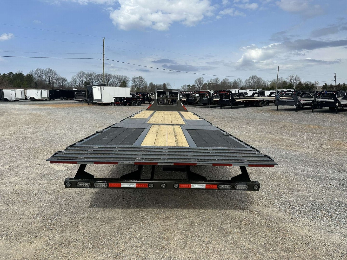 New 2025 MAXXD 32' x 102" 30k Hyd Dove Gooseneck Trailer
