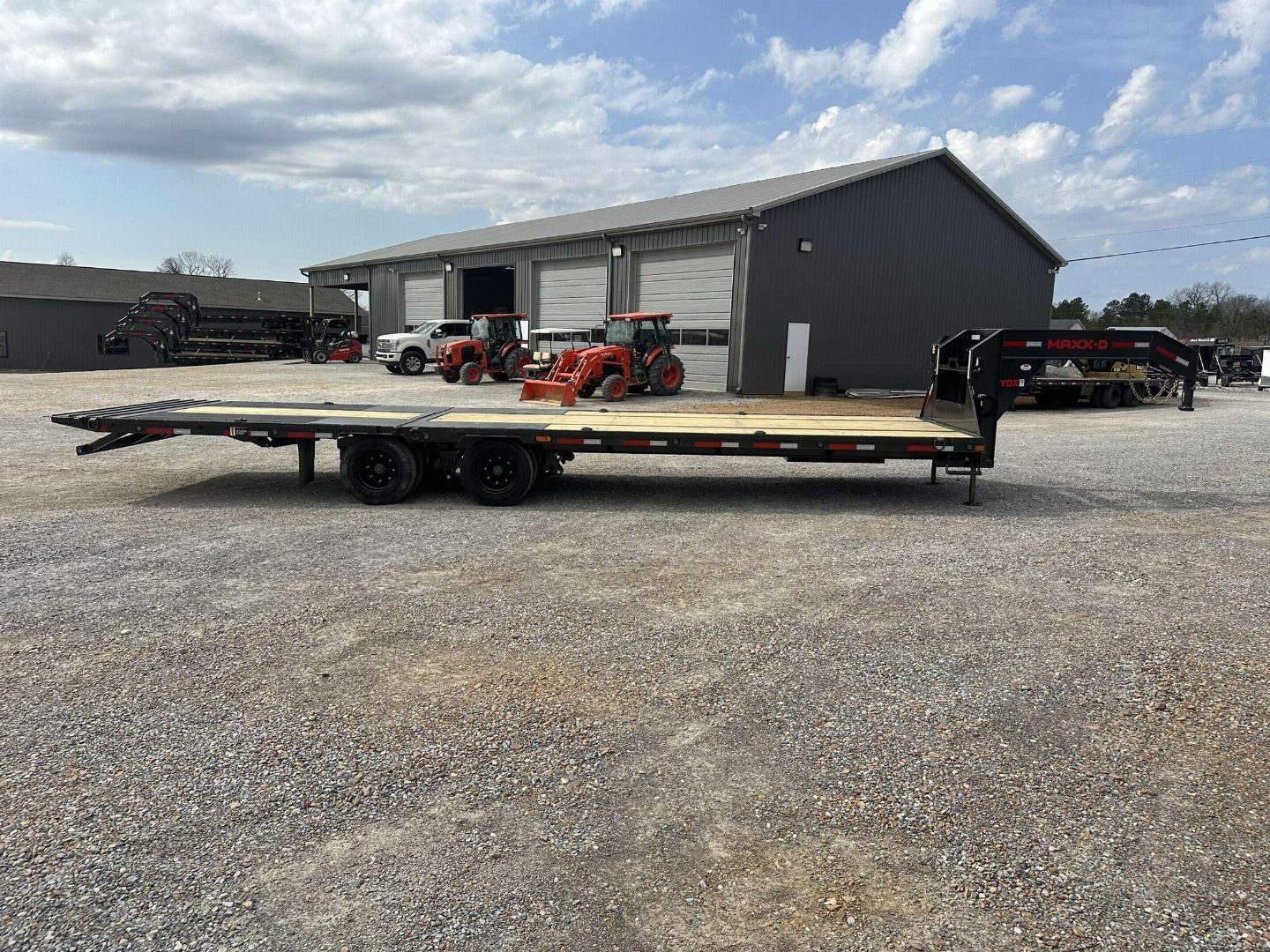 New 2025 MAXXD 32' x 102" 30k Hyd Dove Gooseneck Trailer