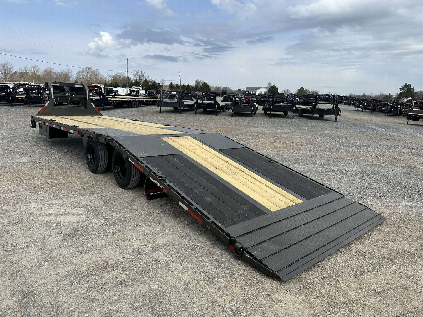 New 2025 MAXXD 32' x 102" 30k Hyd Dove Gooseneck Trailer