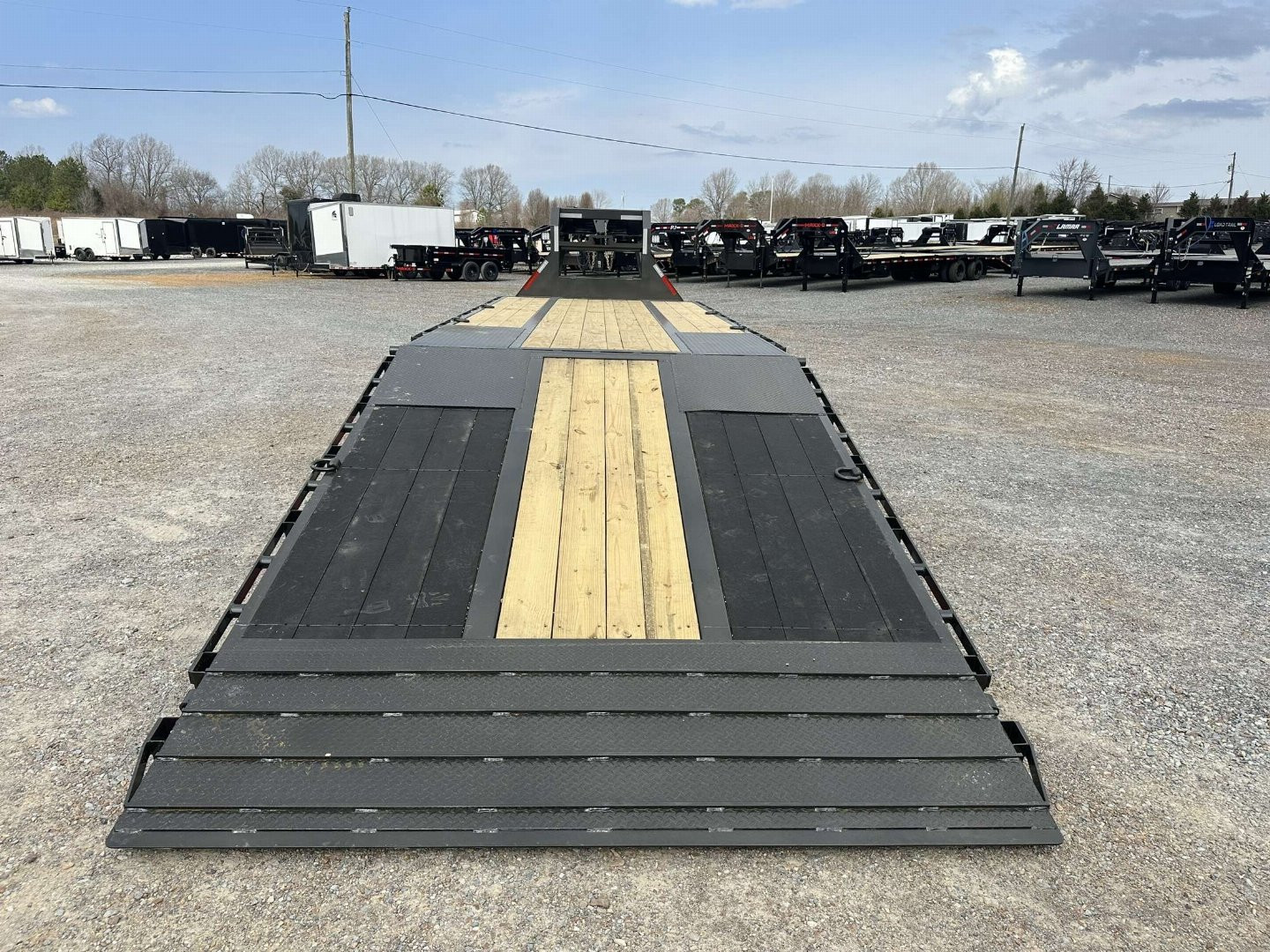 New 2025 MAXXD 32' x 102" 30k Hyd Dove Gooseneck Trailer