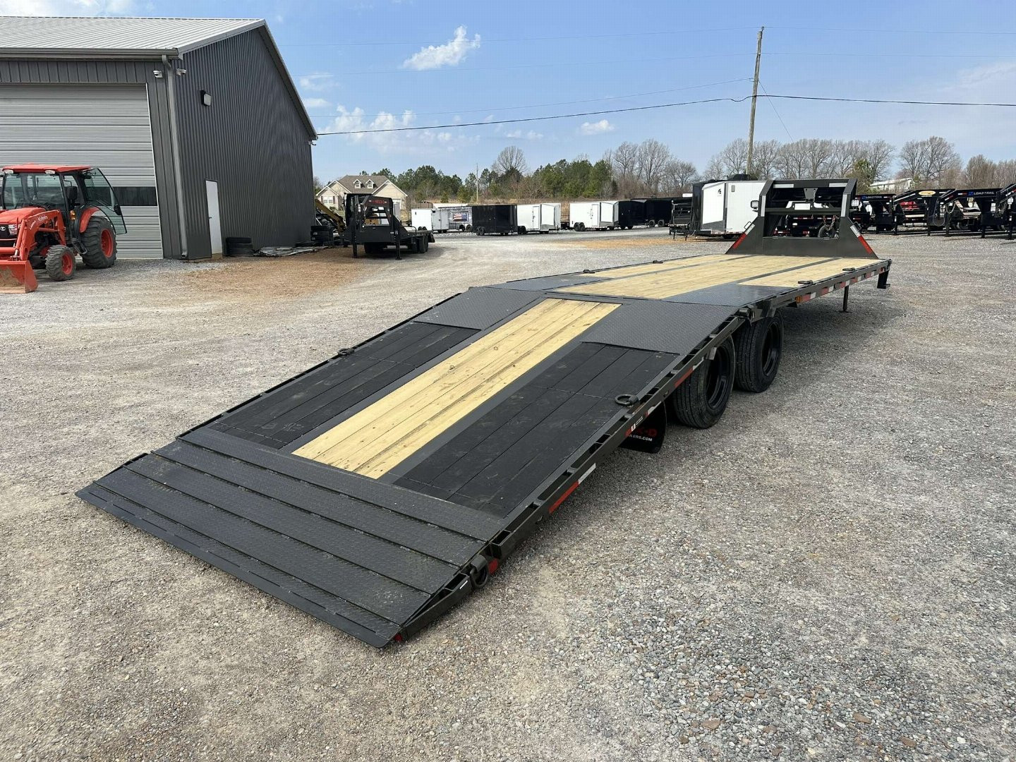 New 2025 MAXXD 32' x 102" 30k Hyd Dove Gooseneck Trailer