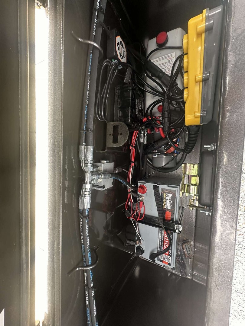 New 2025 MAXXD 32' x 102" 30k Hyd Dove Gooseneck Trailer