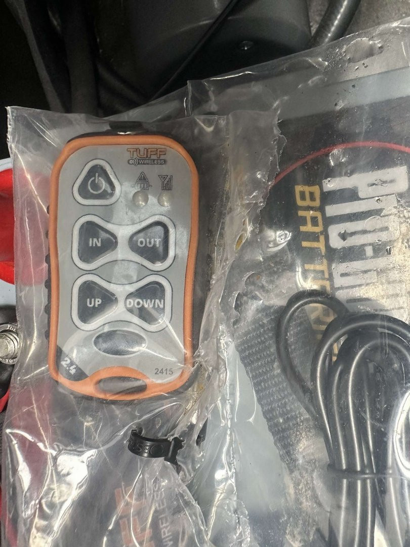 New 2025 MAXXD 32' x 102" 30k Hyd Dove Gooseneck Trailer