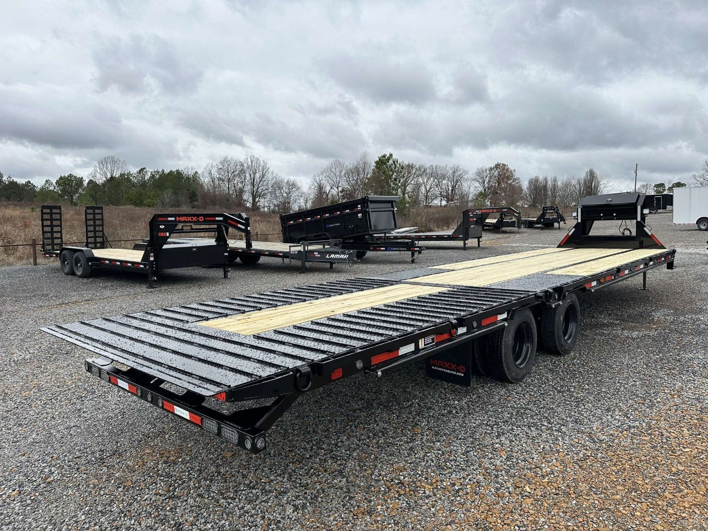 New 2025 MAXXD 34' x 102" 30k Hyd Dove Gooseneck Trailer