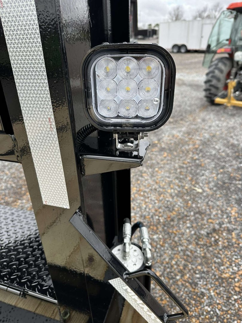 New 2025 MAXXD 34' x 102" 30k Hyd Dove Gooseneck Trailer