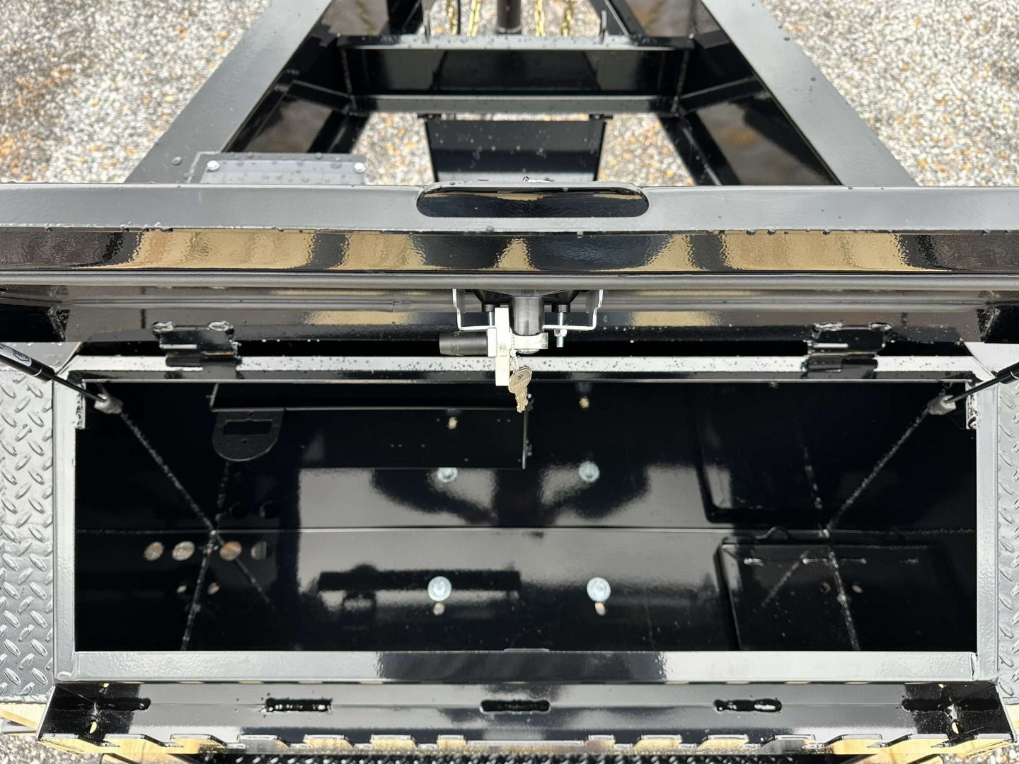 New 2025 MAXXD 34' x 102" 30k Hyd Dove Gooseneck Trailer