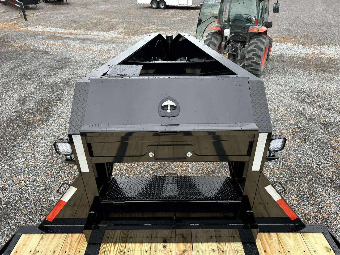 New 2025 MAXXD 34' x 102" 30k Hyd Dove Gooseneck Trailer