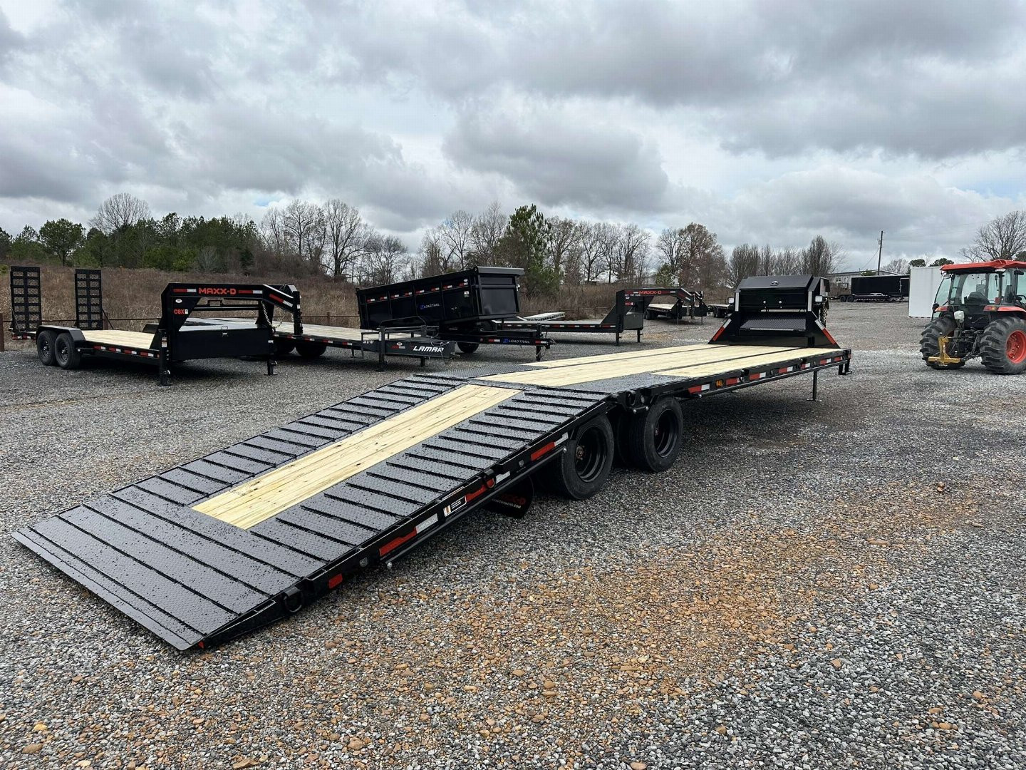 New 2025 MAXXD 34' x 102" 30k Hyd Dove Gooseneck Trailer