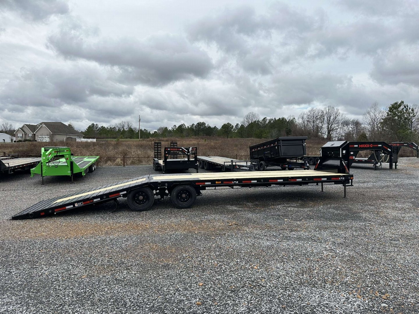 New 2025 MAXXD 34' x 102" 30k Hyd Dove Gooseneck Trailer