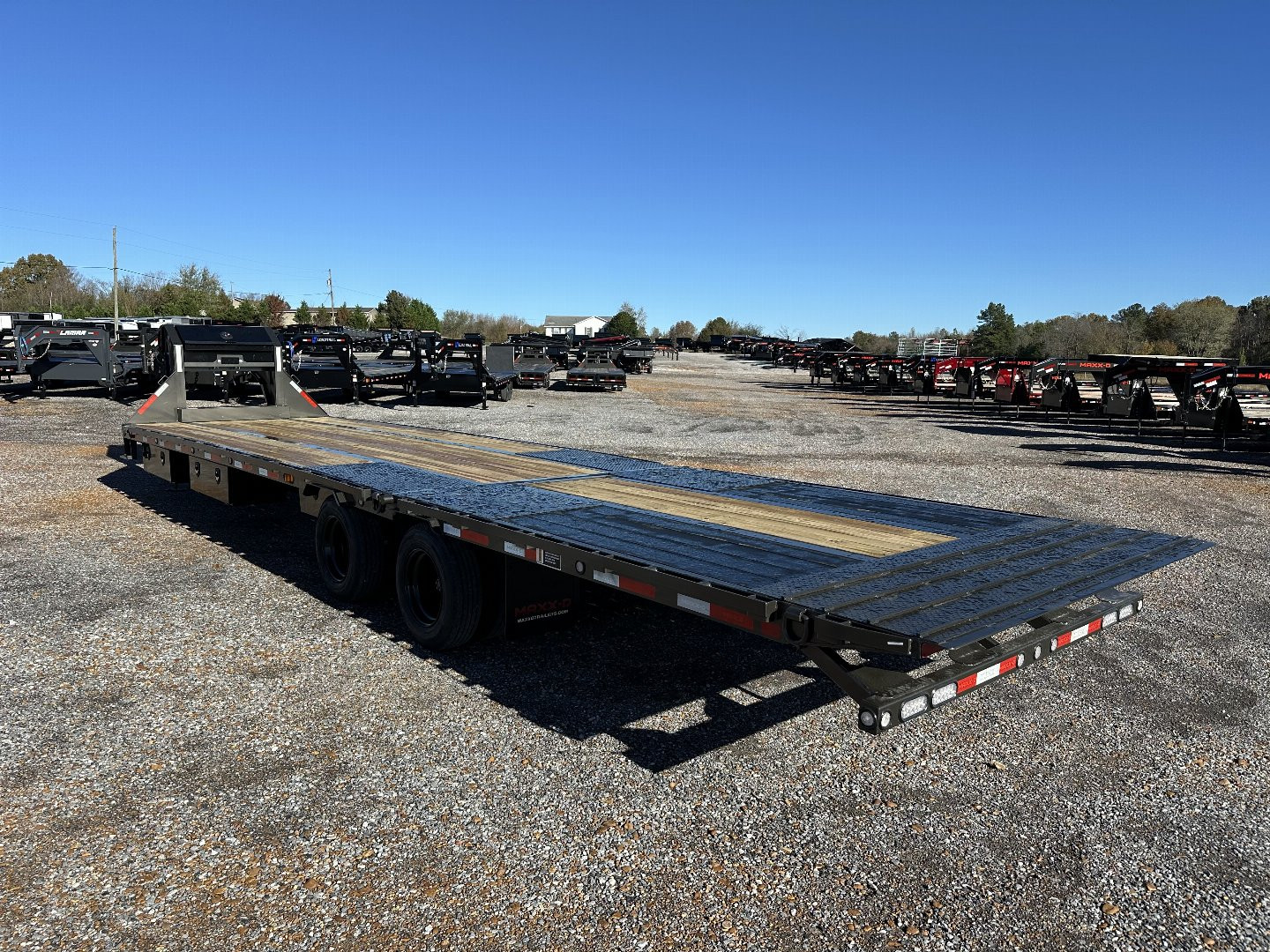 New 2025 MAXXD 102"X34' 40K *ENGINEERED FRAME* HYD DOVE Gooseneck Flatbed Trailer